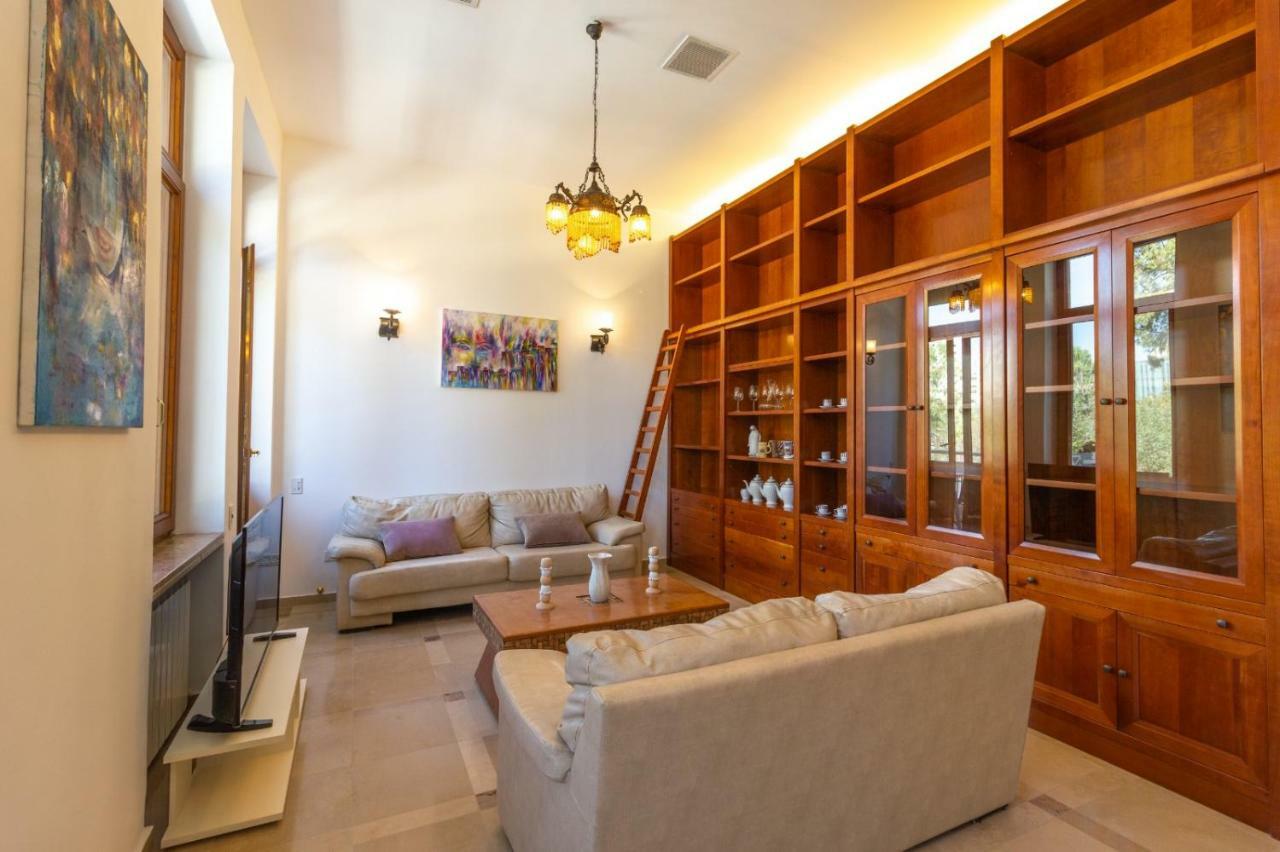 Art Apartment In Mamila Gerusalemme Esterno foto